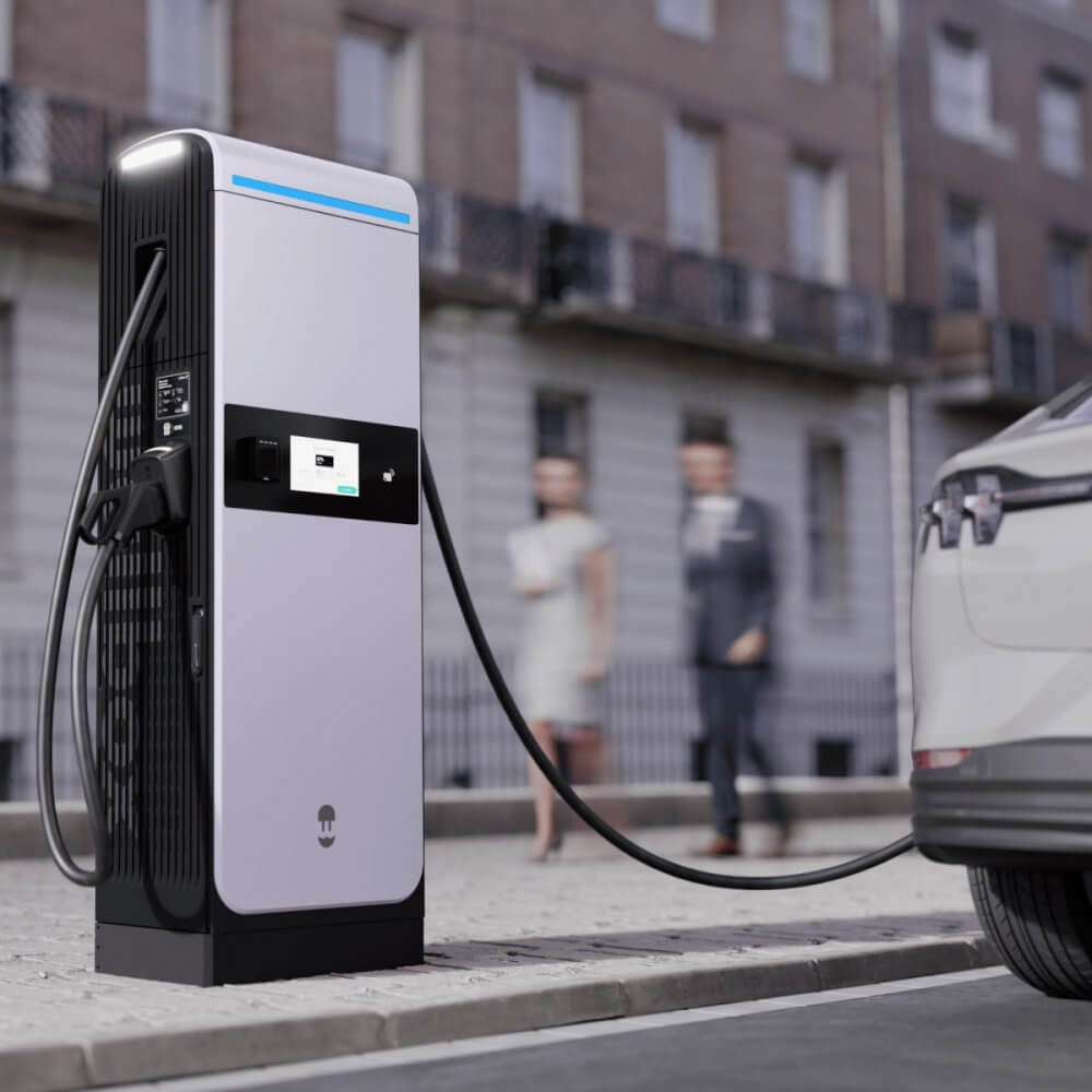 Elektroauto lādējas ar ātro Wallbox Supernova uzlādes staciju